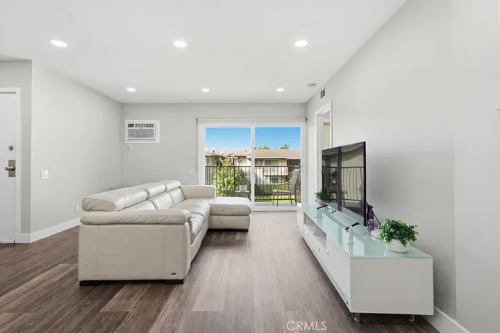1860 W Glenoaks L, Anaheim, California 92801