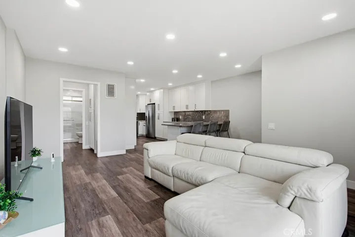 1860 W Glenoaks L, Anaheim, California 92801