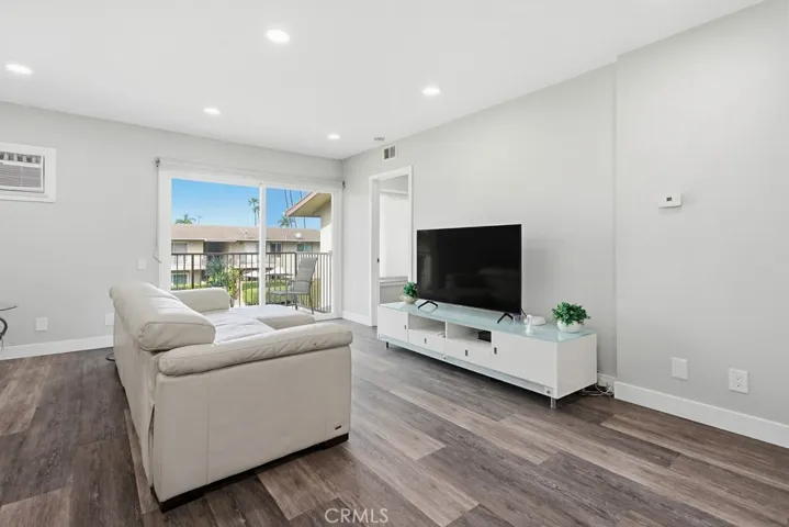 1860 W Glenoaks L, Anaheim, California 92801