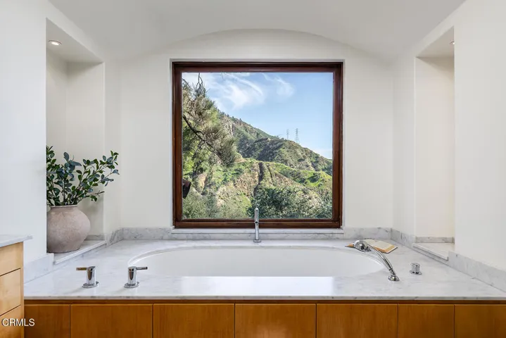 2217 Crescent Dr 043-mls
