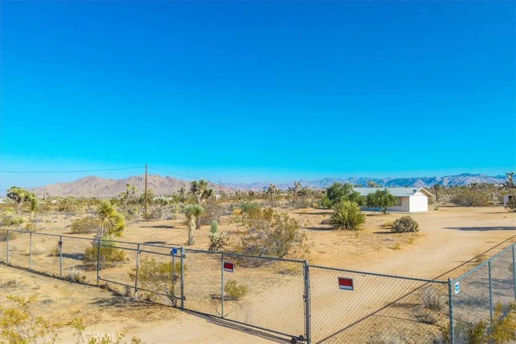 59057 Aberdeen Drive, Yucca Valley, California 92284 home-pic-3
