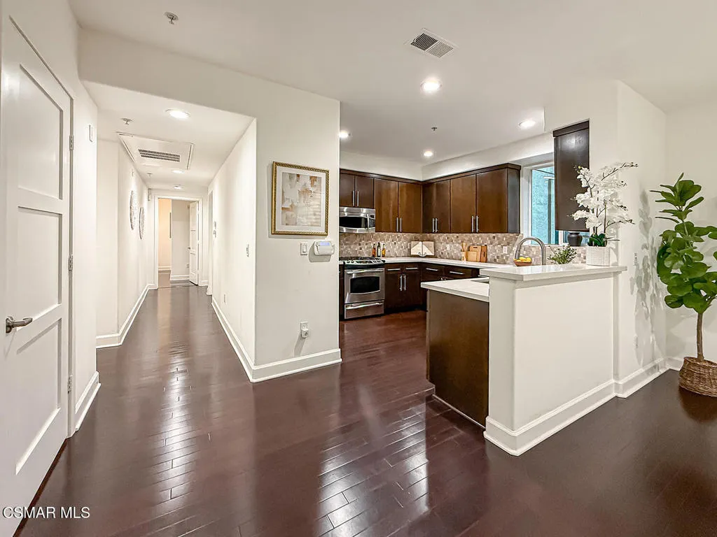 4644 Coldwater Canyon Avenue 102, Studio City, California 91604 home-pic-13