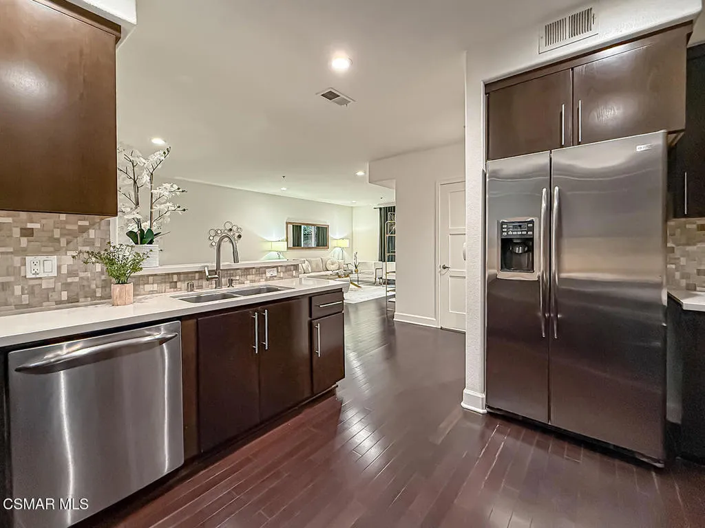 4644 Coldwater Canyon Avenue 102, Studio City, California 91604 home-pic-16