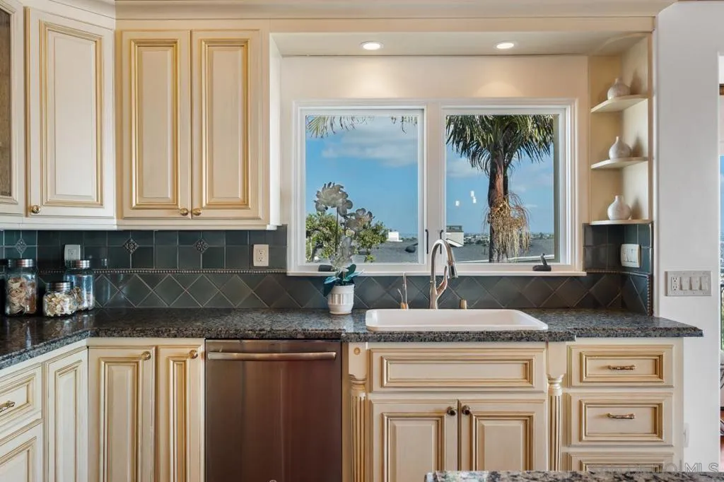 3235 Harbor View Dr, San Diego, California 92106 home-pic-24