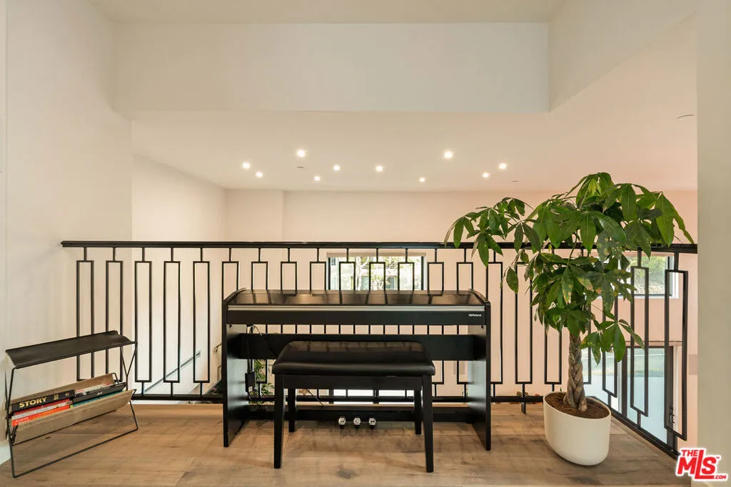 1333 Beverly Green Drive 301, Los Angeles, California 90035 home-pic-38