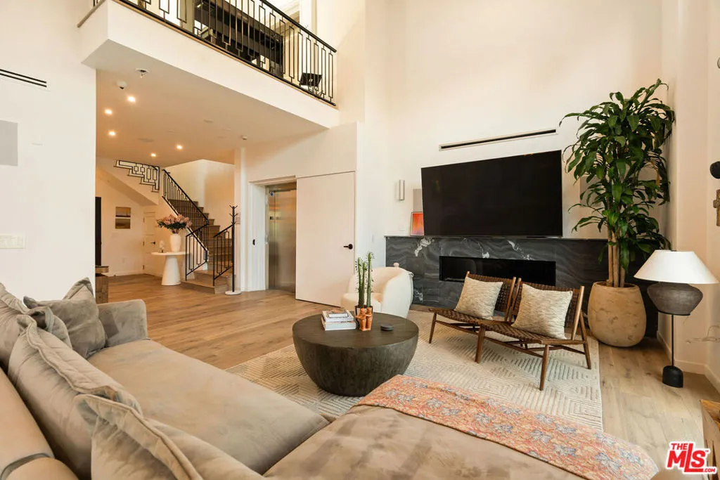 1333 Beverly Green Drive 301, Los Angeles, California 90035 home-pic-8