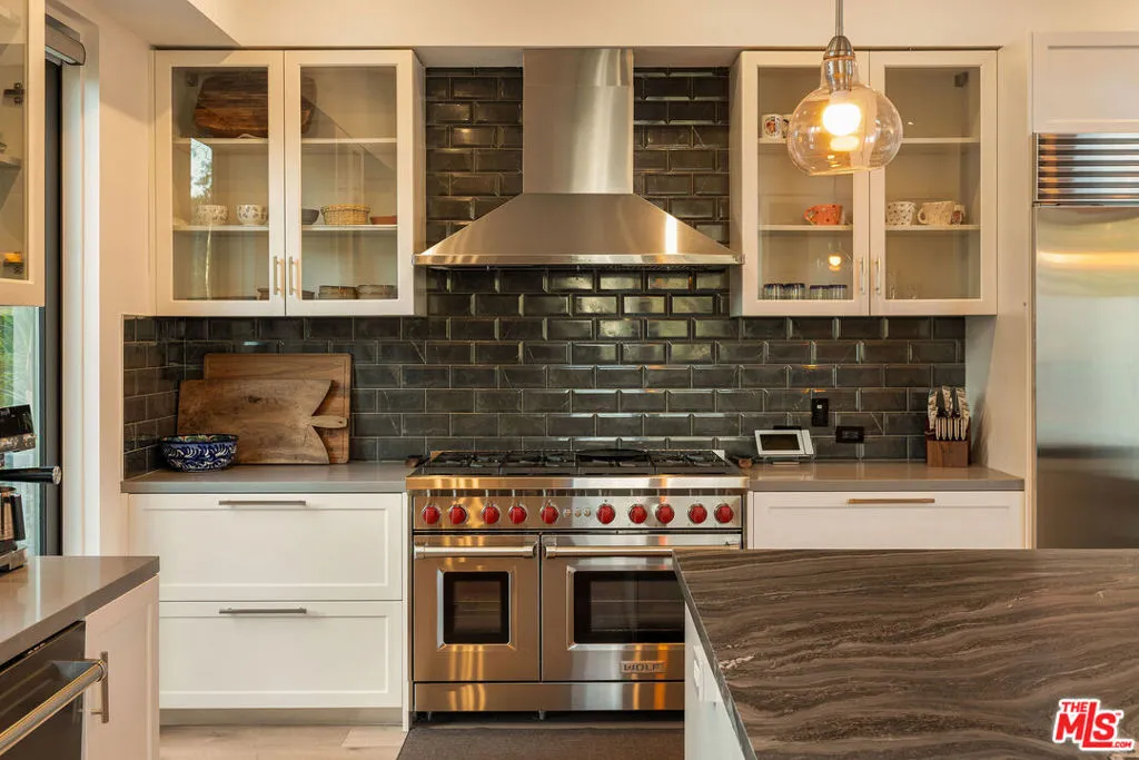 1333 Beverly Green Drive 301, Los Angeles, California 90035 home-pic-17