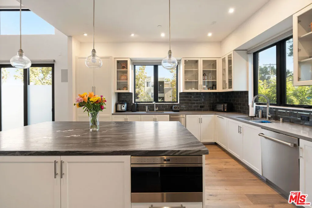 1333 Beverly Green Drive 301, Los Angeles, California 90035 home-pic-18