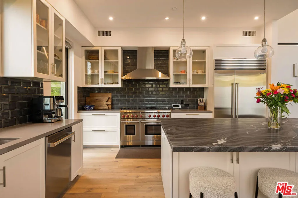 1333 Beverly Green Drive 301, Los Angeles, California 90035 home-pic-3