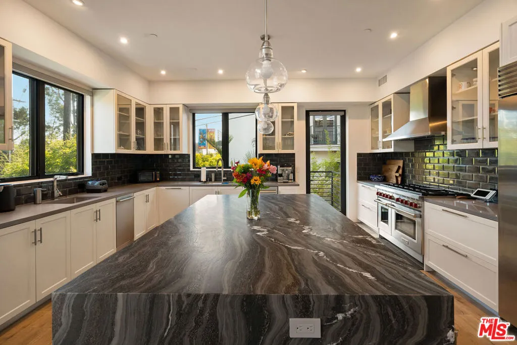 1333 Beverly Green Drive 301, Los Angeles, California 90035 home-pic-16
