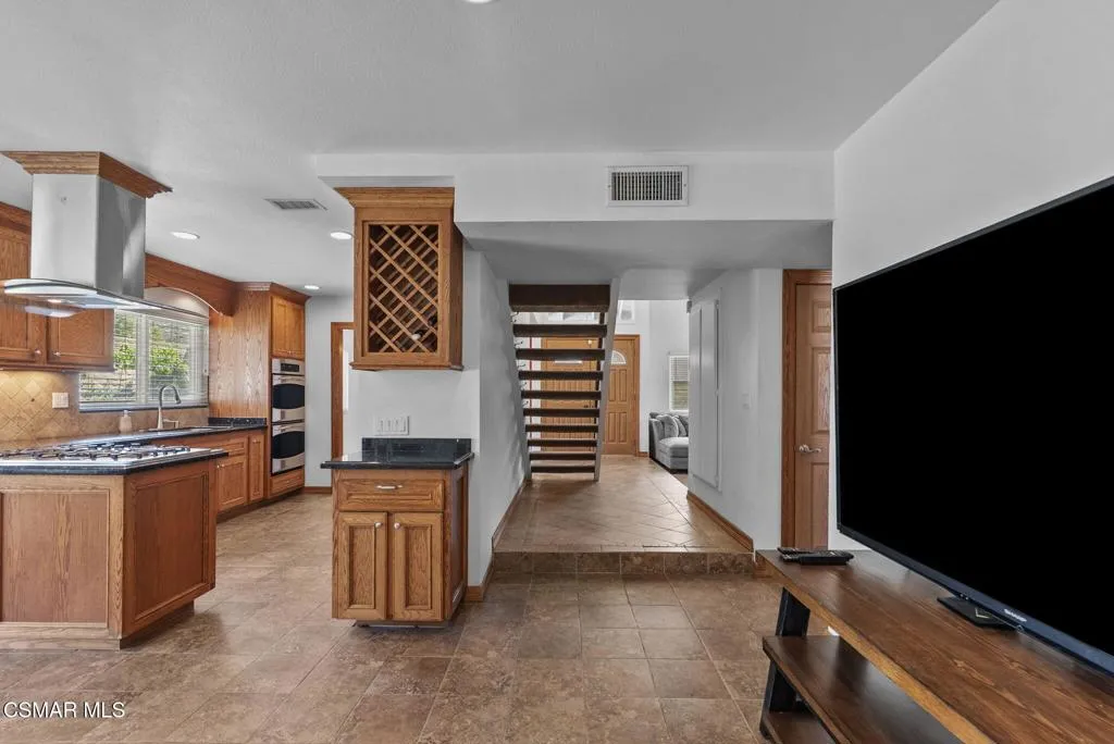 6435 Hazel Circle, Simi Valley, California 93063 home-pic-27