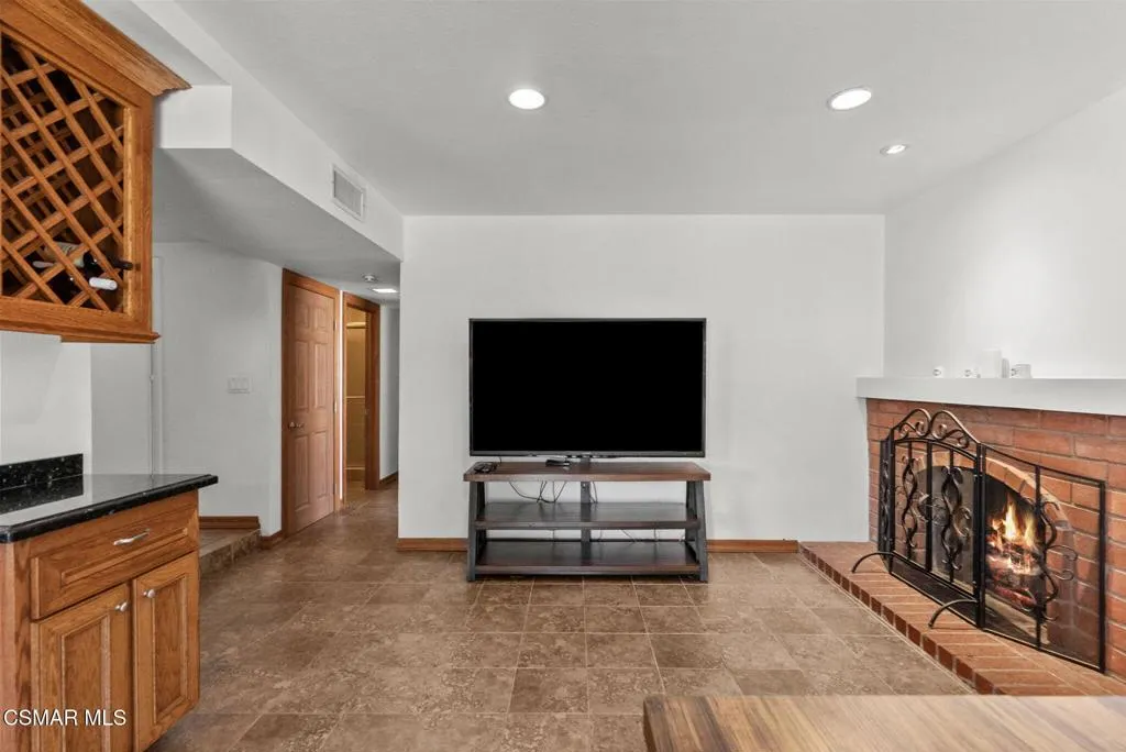6435 Hazel Circle, Simi Valley, California 93063 home-pic-25