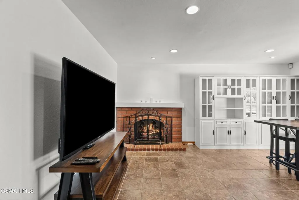 6435 Hazel Circle, Simi Valley, California 93063 home-pic-26