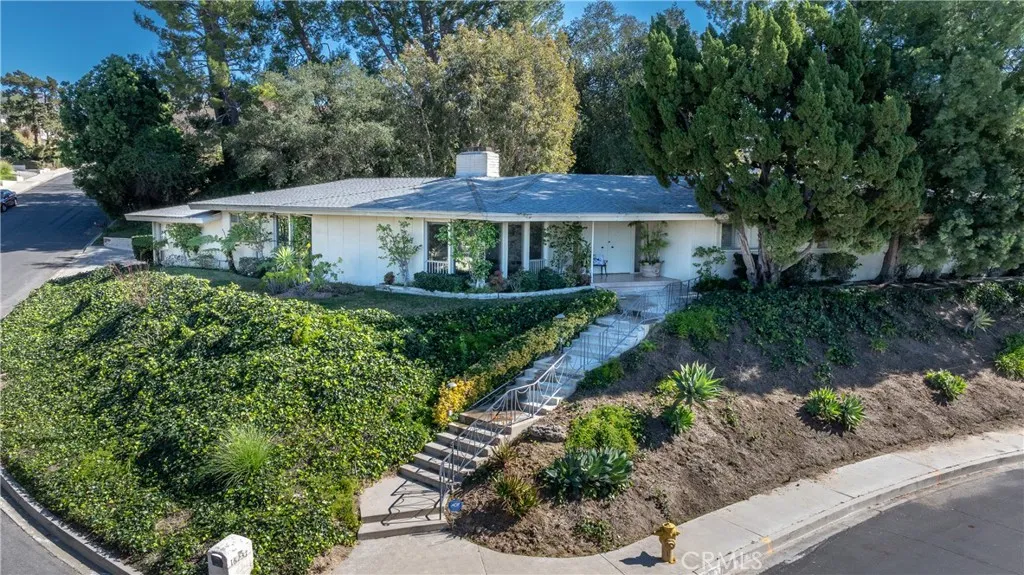 16237 Meadowridge, Encino, California 91436 home-pic-1