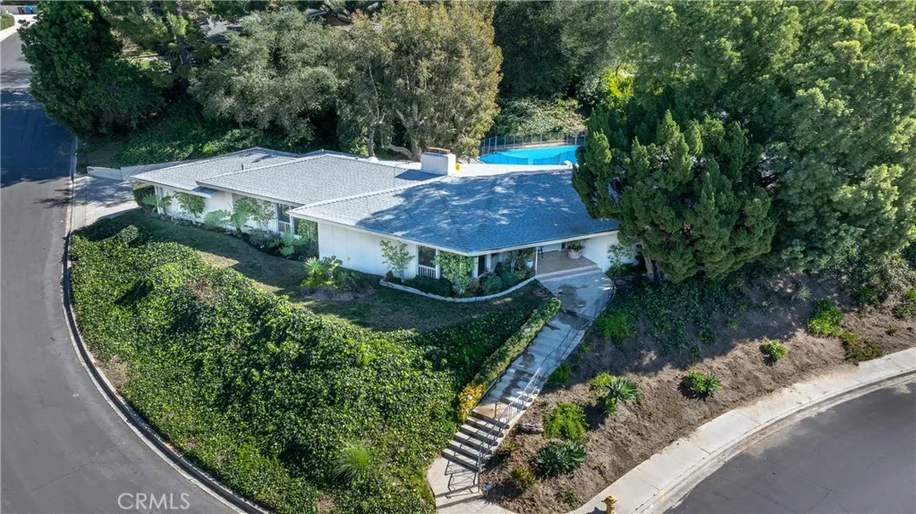 16237 Meadowridge, Encino, California 91436 home-pic-3