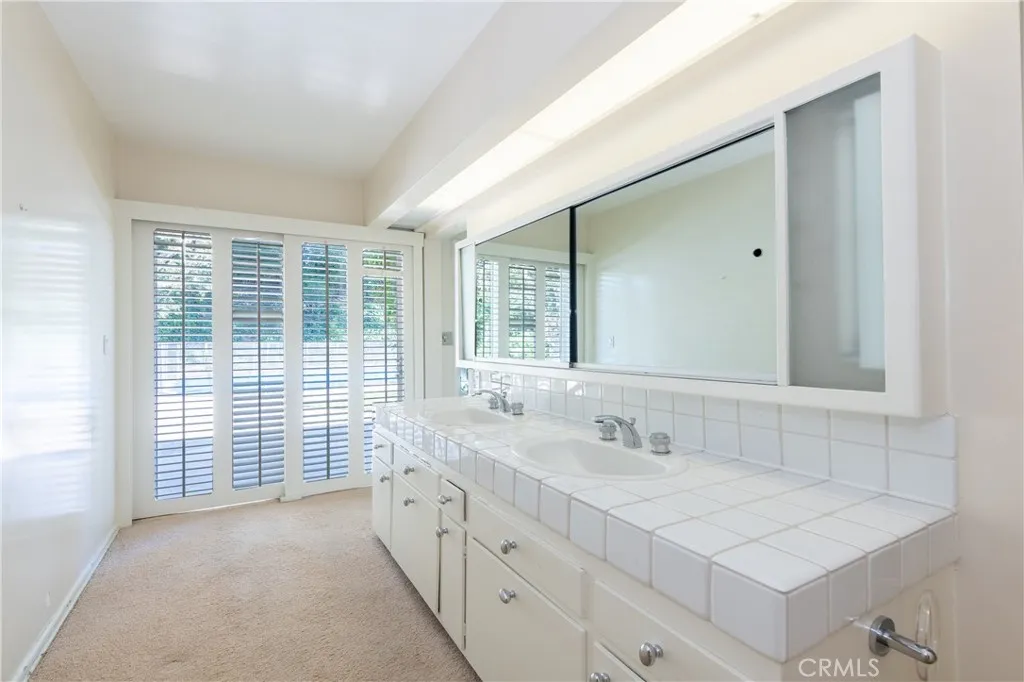 16237 Meadowridge, Encino, California 91436 home-pic-21