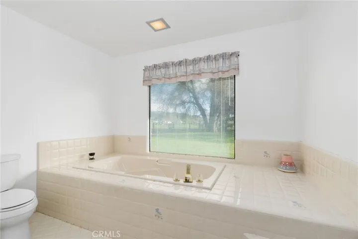 SOAKING TUB