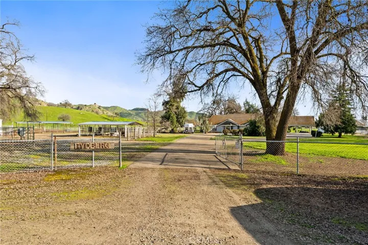 ENTRY TO THE PROPERTY