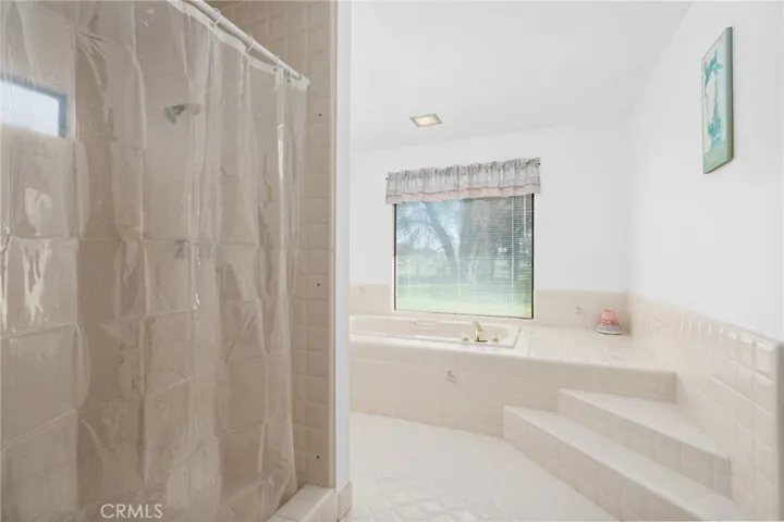 SHOWER AND SOAKING TUB