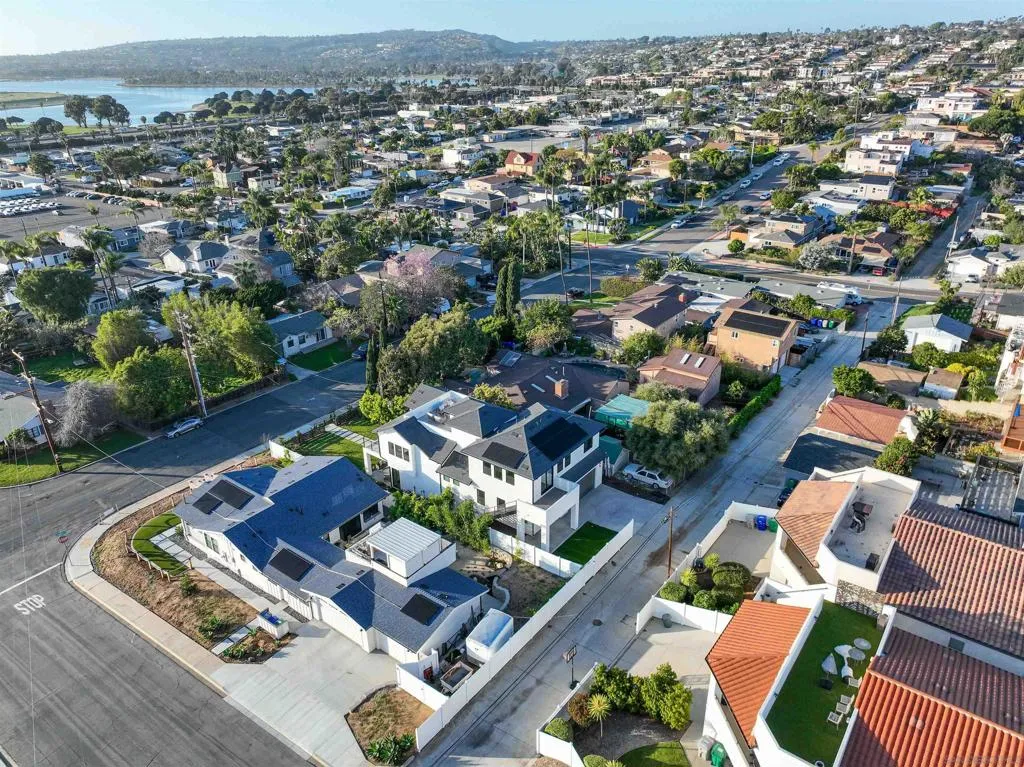 2113 2115 Frankfort St, San Diego, California 92110 home-pic-51