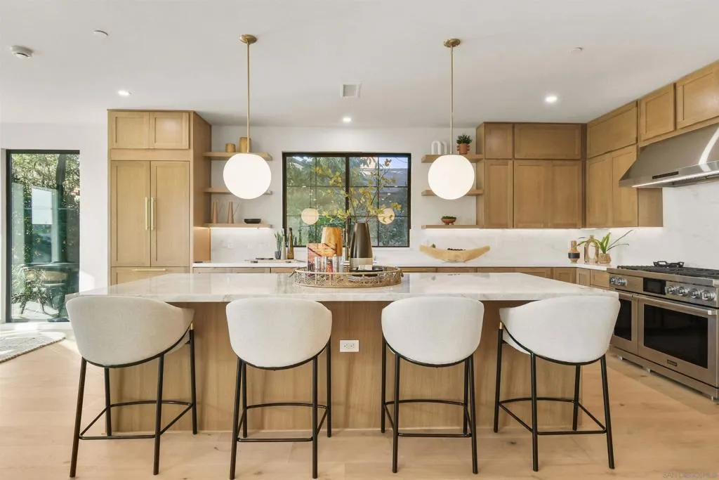 2113 2115 Frankfort St, San Diego, California 92110 home-pic-3