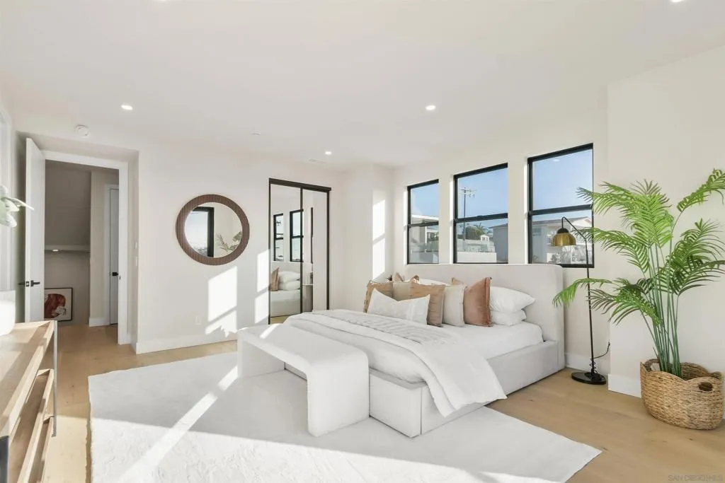 2113 2115 Frankfort St, San Diego, California 92110 home-pic-24