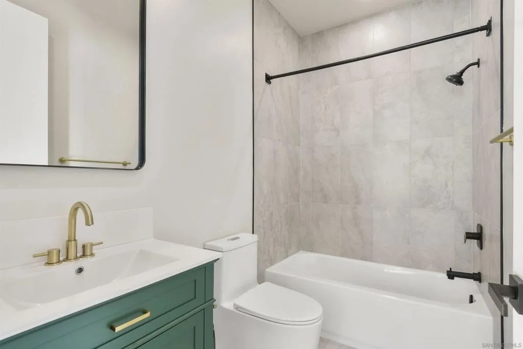2113 2115 Frankfort St, San Diego, California 92110 home-pic-43