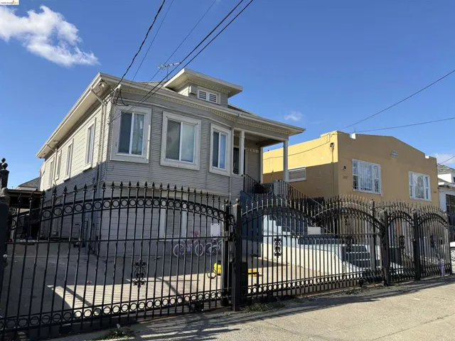 Gate featuring a fenced front yard