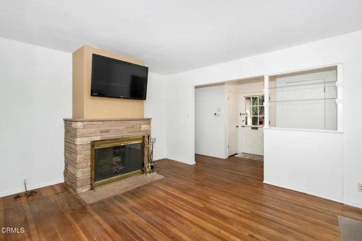 4) 6425 Columbus Avenue - LivingRm