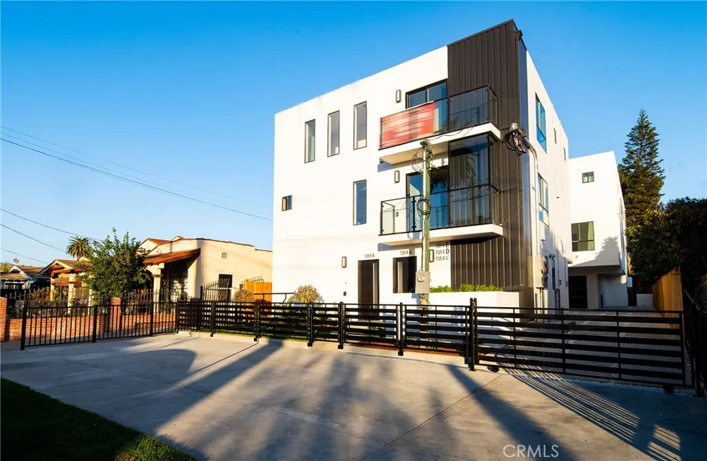 1184 N Normandie Avenue, Los Angeles, California 90029 home-pic-1