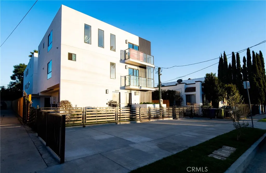 1184 N Normandie Avenue, Los Angeles, California 90029 home-pic-4