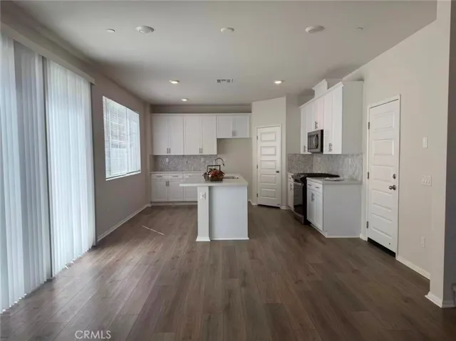 Living room & Kitchen