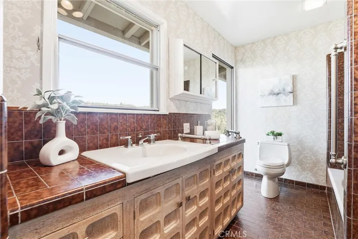 Guest Quarters bathroom has great natural light and stunning views!