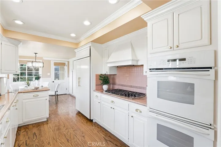 Double Oven, 5 burner gas cooktop, refrigerator, and eat-in breakfast nook!