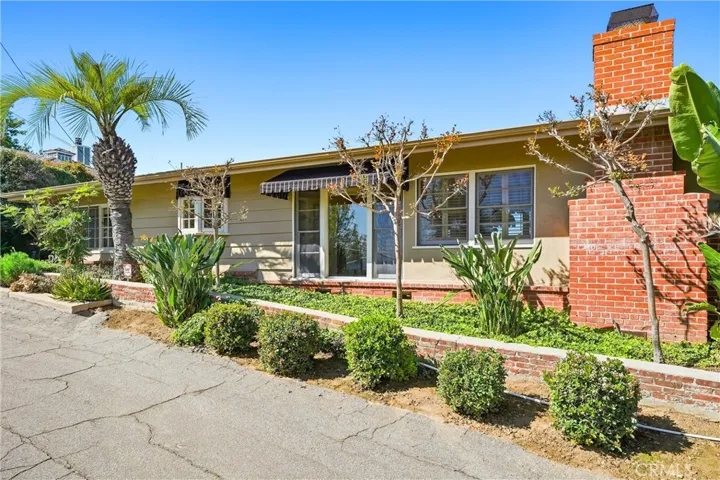 Welcome to 1071 E. Avocado Crest Road!