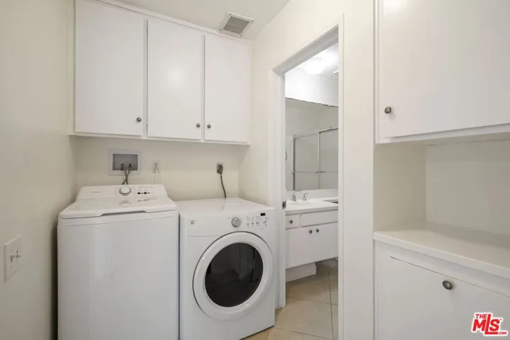 Washer/dryer included