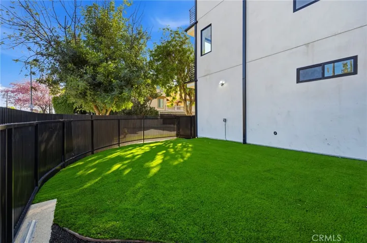 13602 Burbank Boulevard, Sherman Oaks, California 91401