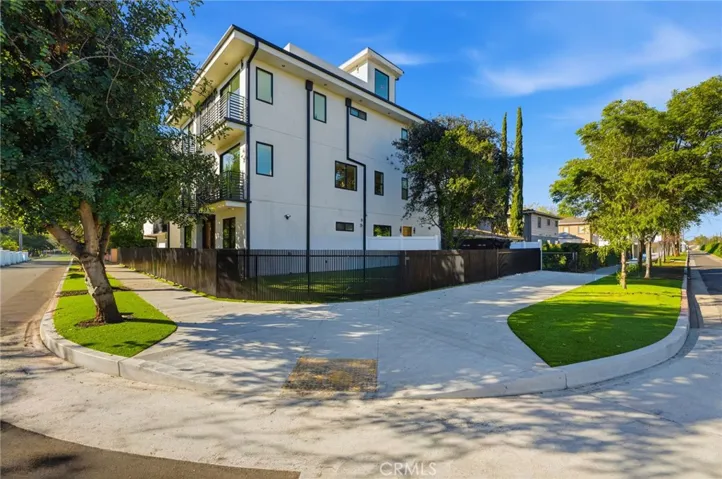 13602 Burbank Boulevard, Sherman Oaks, California 91401