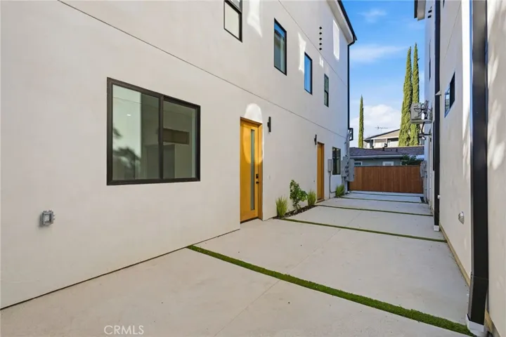 13602 Burbank Boulevard, Sherman Oaks, California 91401