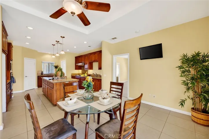 dinning room with ceiling fan.