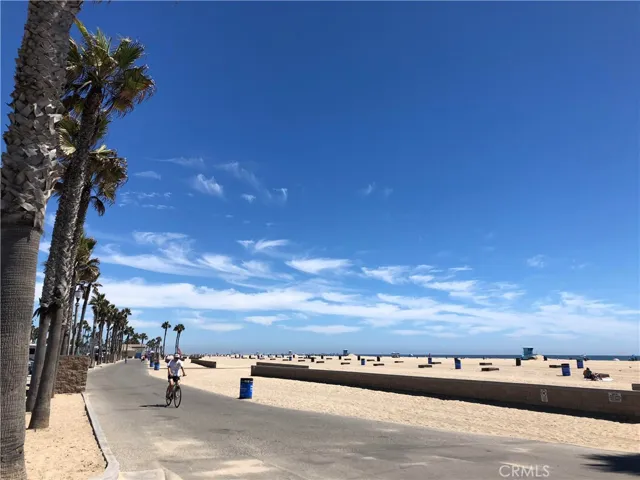 Take a cruise along the scenic Huntington Beach bike path.