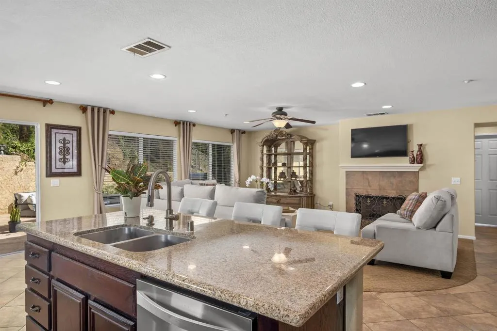 10145 Challenger Ct, Spring Valley, California 91978 home-pic-16