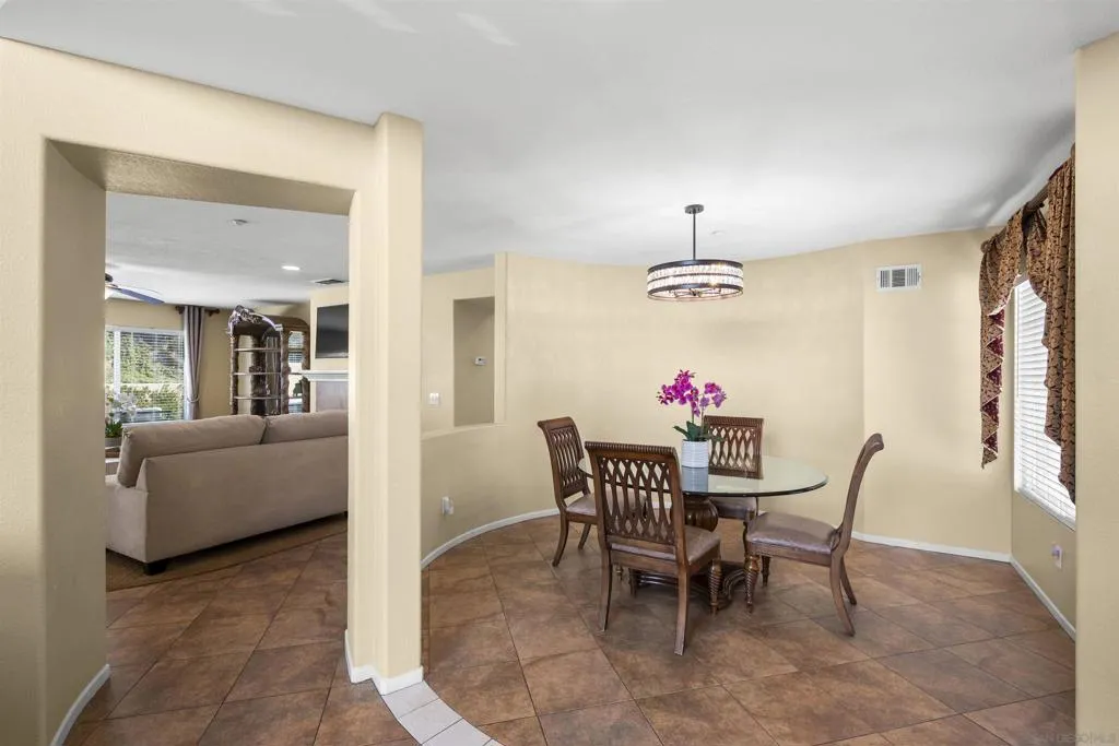 10145 Challenger Ct, Spring Valley, California 91978 home-pic-15