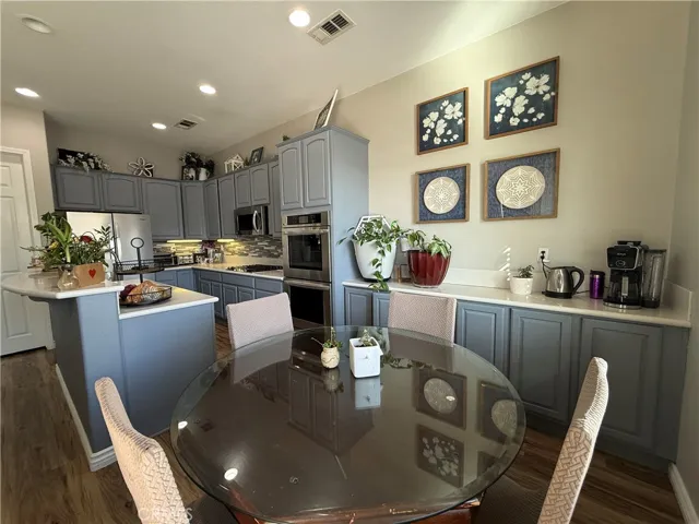 10265 Cotoneaster Street, Apple Valley, California 92308