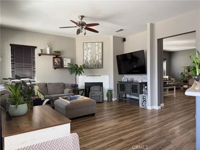 10265 Cotoneaster Street, Apple Valley, California 92308