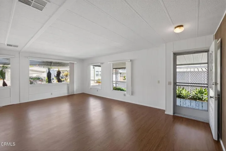 13-web-or-mls-UpmarketMedia-125Fro-042