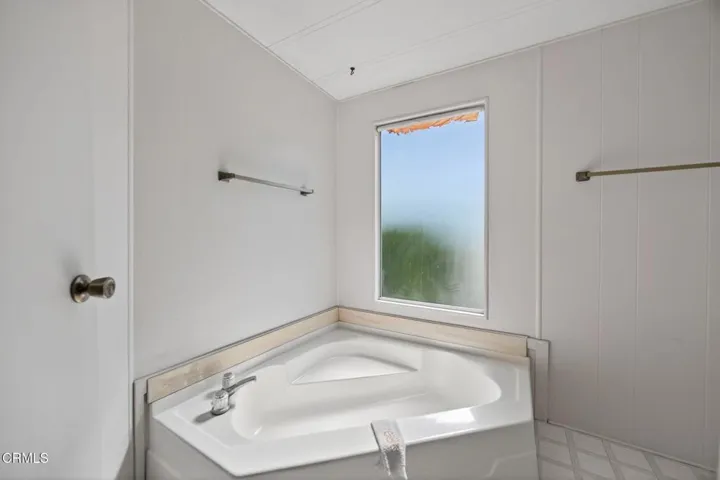 28-web-or-mls-UpmarketMedia-125Fro-085