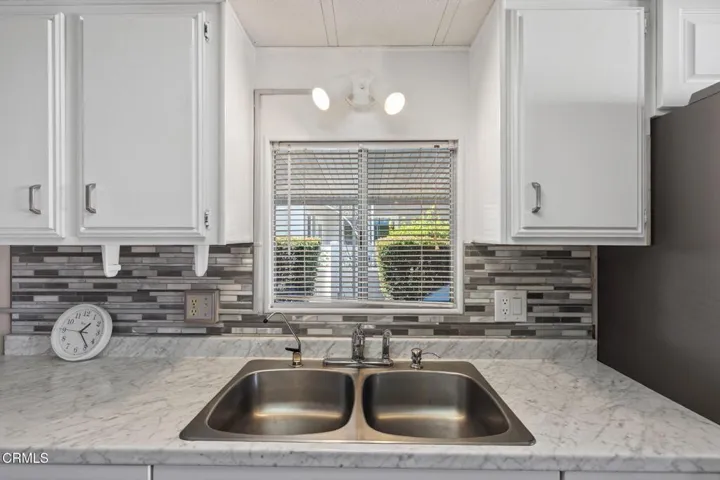 12-web-or-mls-UpmarketMedia-125Fro-037