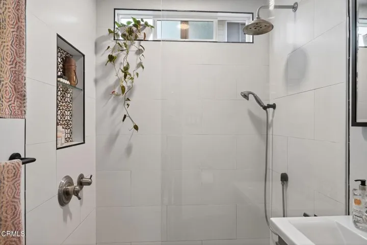 23-web-or-mls-001_UpmarketMedia_103 Com-