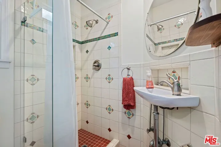 Studio full bathroom